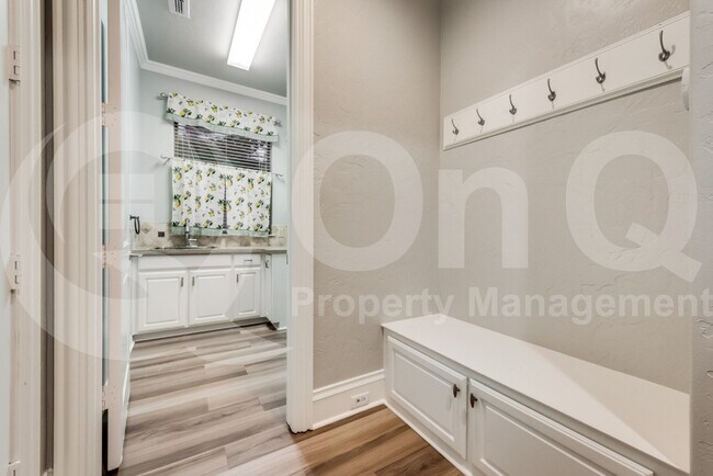Building Photo - 5224 Longvue Dr