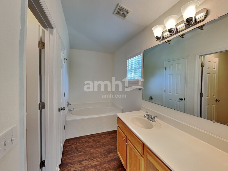 Building Photo - 2201 Pierce Arrow Dr