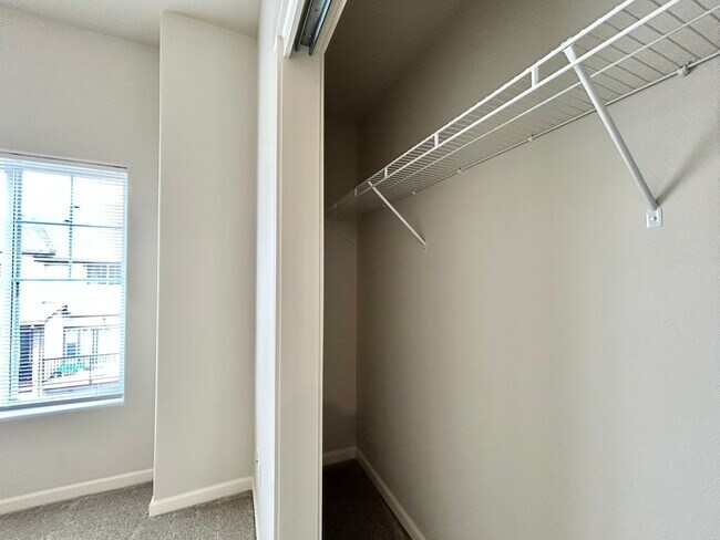 Building Photo - Stunning 2 Bed, 2.5 Bath Craftsman Townhome with Community Amenities!