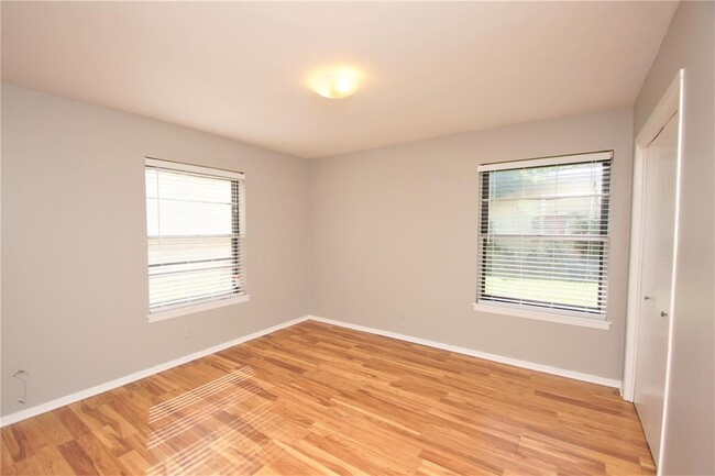 Building Photo - 3202 Barton View Dr