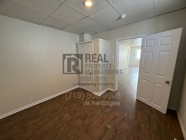 Building Photo - 927 E 1st St