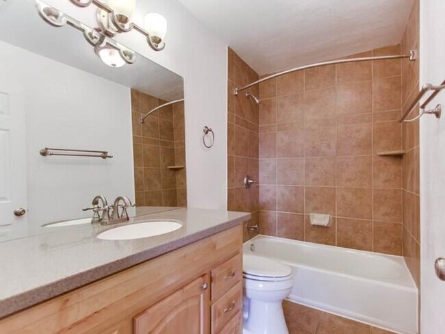 Building Photo - Awesome Townhome w/ 3 bedroom