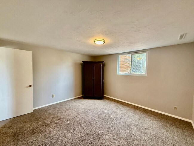 Building Photo - Tulip Way 4125-4127
