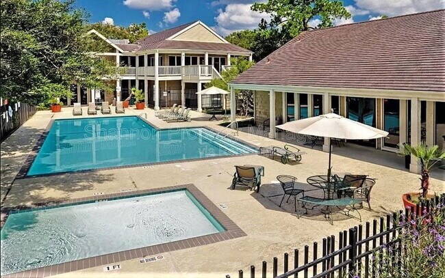 Building Photo - 2100 Tanglewilde St