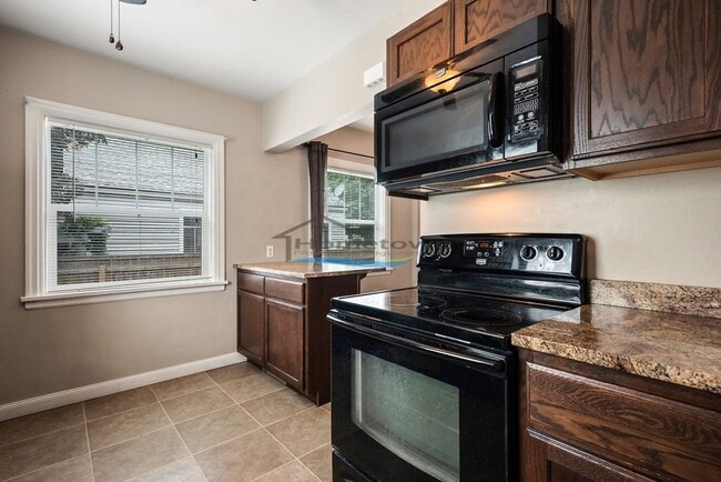 Building Photo - Well-Maintained 3 Bed 2 Bath Cottage in Do...