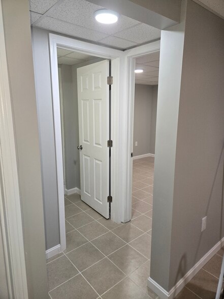 Building Photo - 1073 Main St