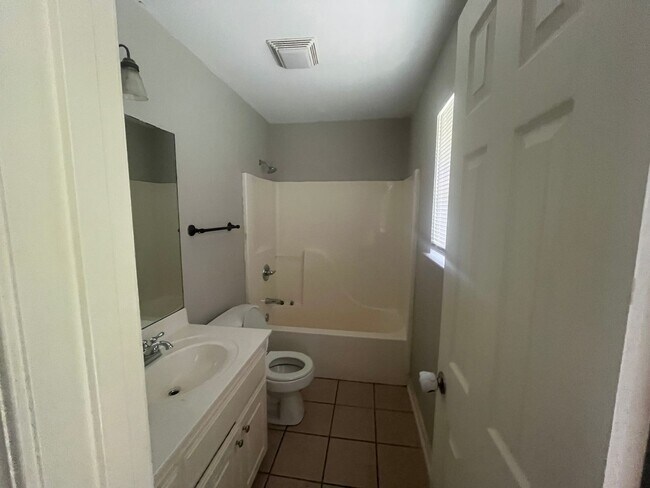 Building Photo - Nice 3 Br. 2 Bath home in Ward