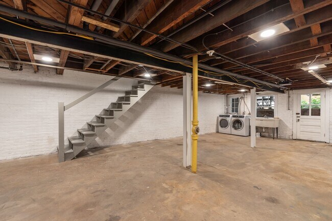 Building Photo - Charming Townhome | 5 Bed | 3.5 Bath | 3,300 Sf | Covered Front Porch & Large Fenced-In Backyard ...