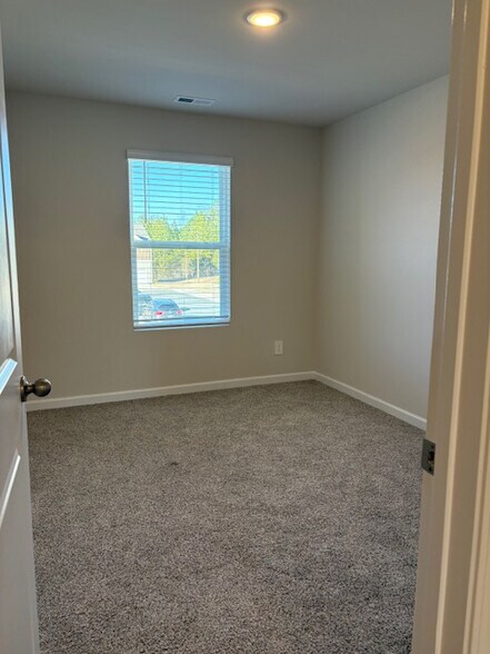Building Photo - Room in Townhome on Rolling Flds Dr
