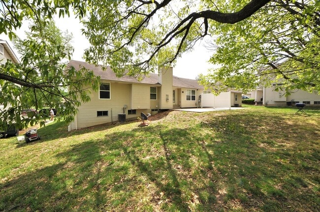 Building Photo - Beautiful Renovated 3 Bedroom 3 Bathroom i...