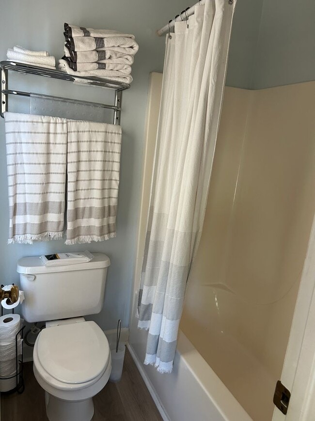 Building Photo - Fully Furnished: Stunning 3 - Bedroom 2.5 ...