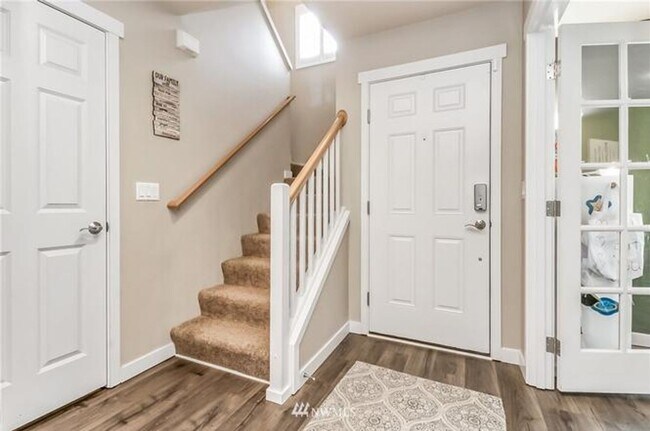 Building Photo - Beautiful Snoqualmie home available for mo...