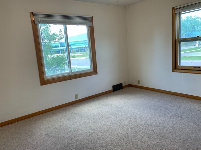 Building Photo - 5 Bedroom Across from NDSU!!