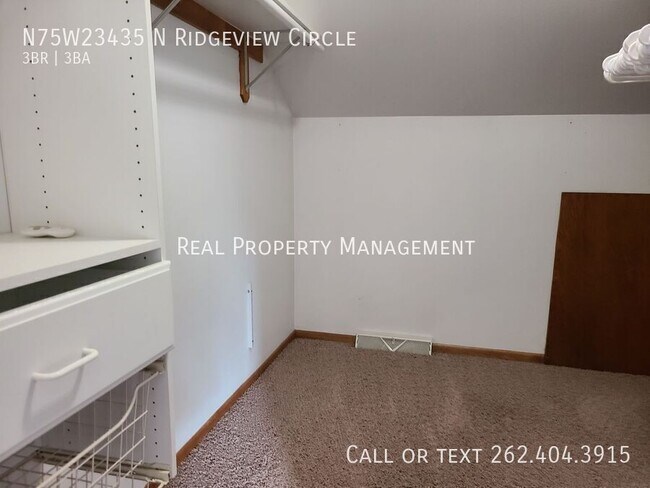 Building Photo - N75W23435 N Ridgeview Cir