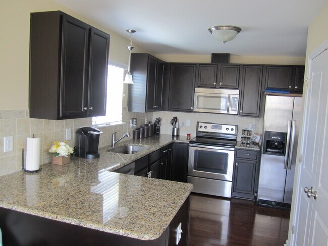 Building Photo - Near new home in comfortable family community