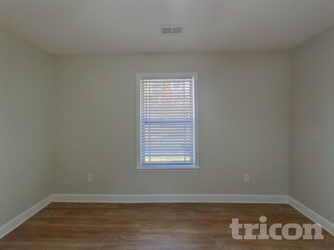 Building Photo - 580 Marchbanks Rd