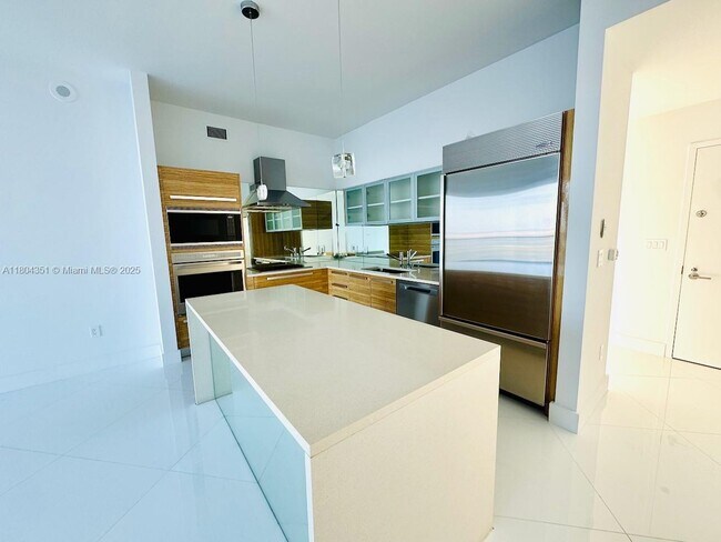 Building Photo - 2020 N Bayshore Dr
