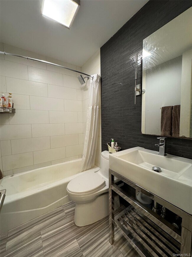 Building Photo - 275 W 96th St