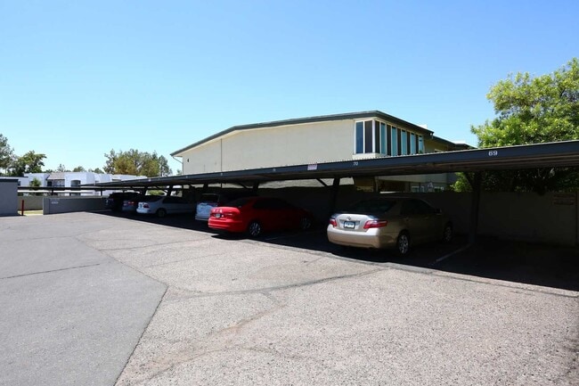 Building Photo - Wonderful, 2nd floor Condo Centrally Located in Phoenix.  Available November 1st!!!  Resort like ...