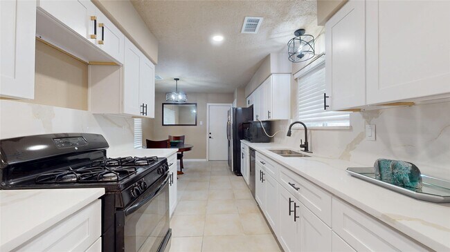 Building Photo - 1022 Manorglen Dr