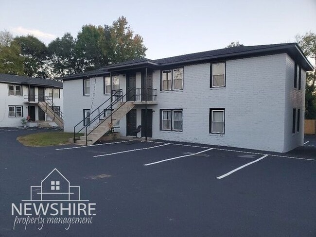 Building Photo - 2 Bedroom Town Home! - Discover Hampton Ave Apartments in Greenville, SC!