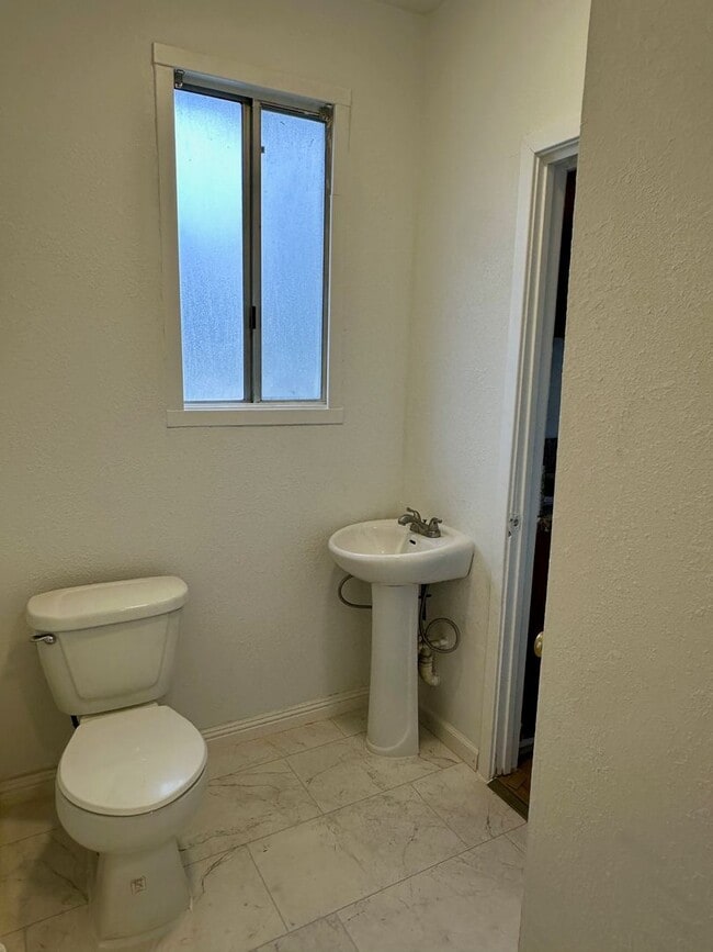 Building Photo - 2 Bedroom House Available Now!