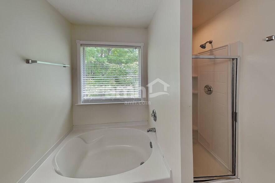 Building Photo - 2651 Sutherland Dr