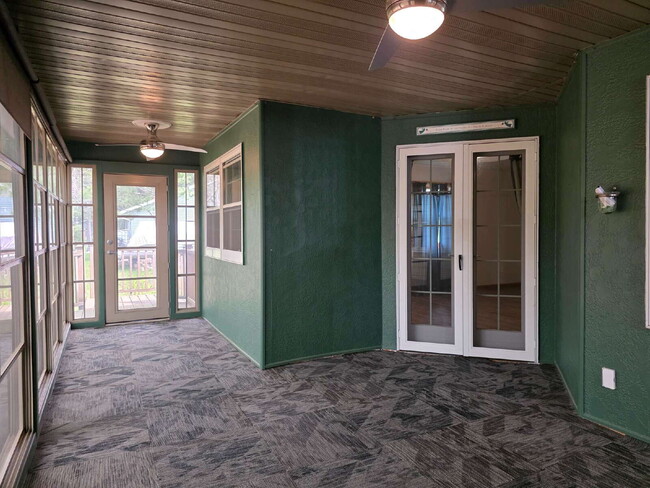 Building Photo - Multi generational Home New London