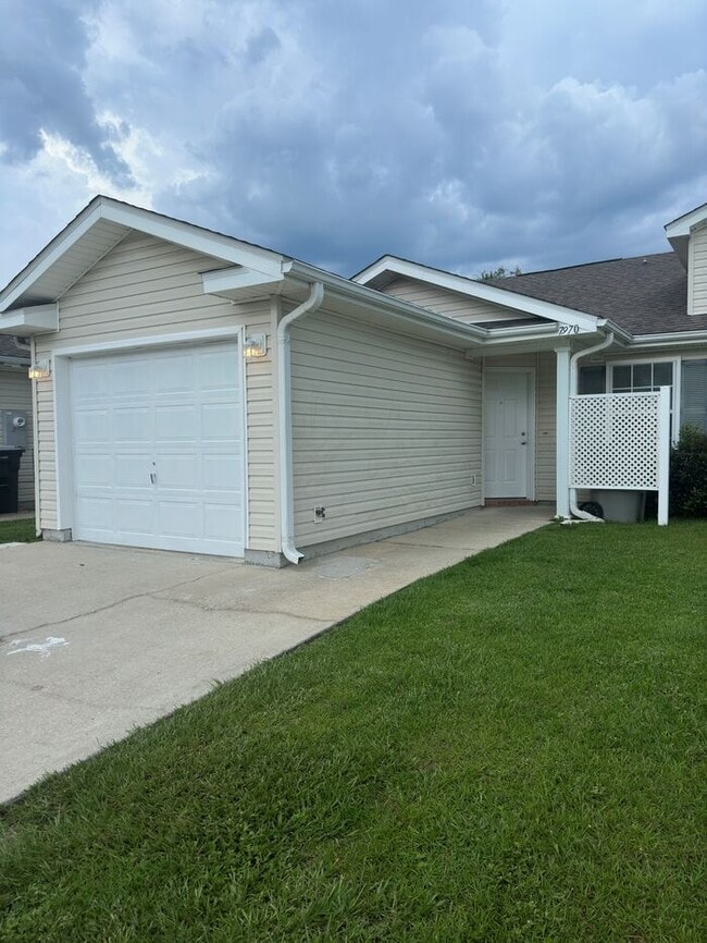 Building Photo - 7970 Stonebrook Dr