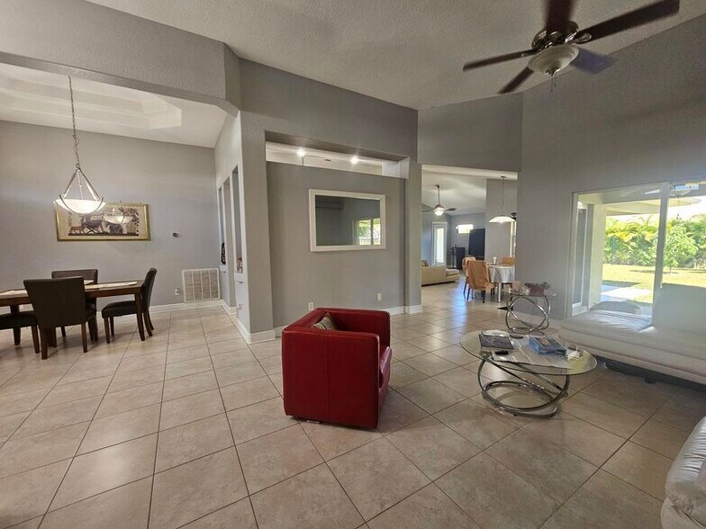 Building Photo - 5721 NW Alcazar Ter