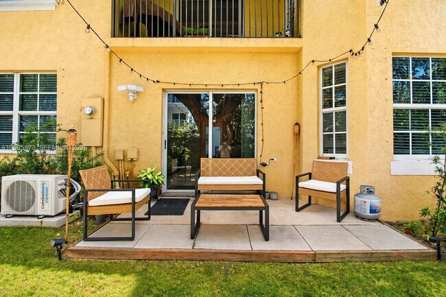 Building Photo - 8940 NE 8th Ave