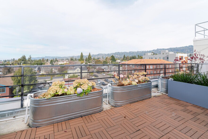 Building Photo - 1698 University Ave