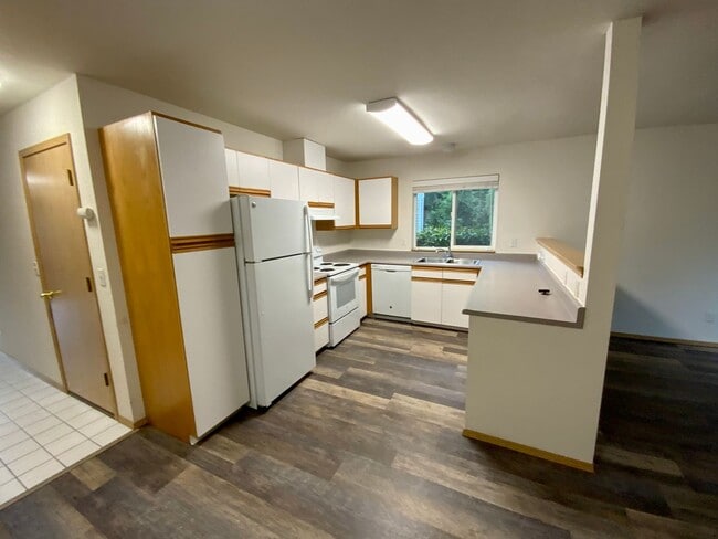 Building Photo - Large 2 Bedroom. 1.5 Bath Townhouse with G...