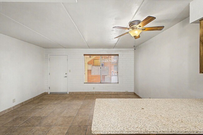 Building Photo - University/ Downtown- 1 bedroom first floor condo
