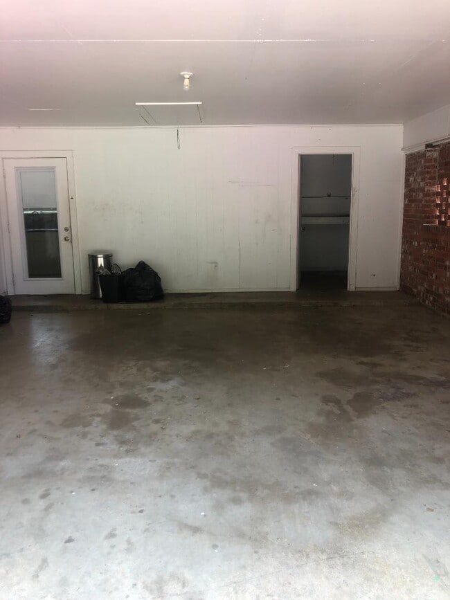 Building Photo - 297 Glendon St