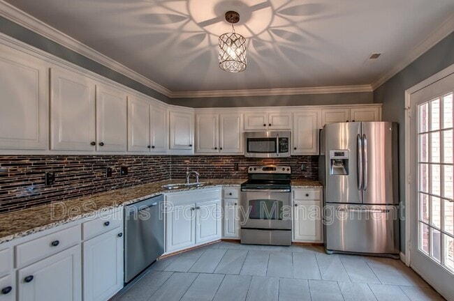 Building Photo - 1625 Brentwood Pointe