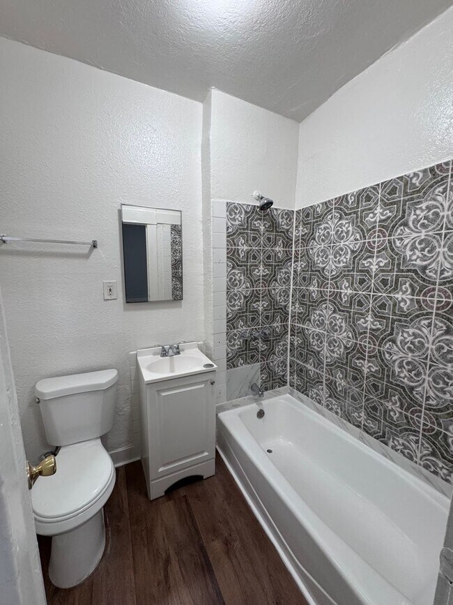 Building Photo - Charming 1 Bed 1 Bath Unit - Move in Speci...