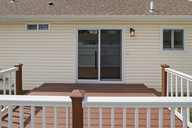 Building Photo - 2704 Stratford Ln