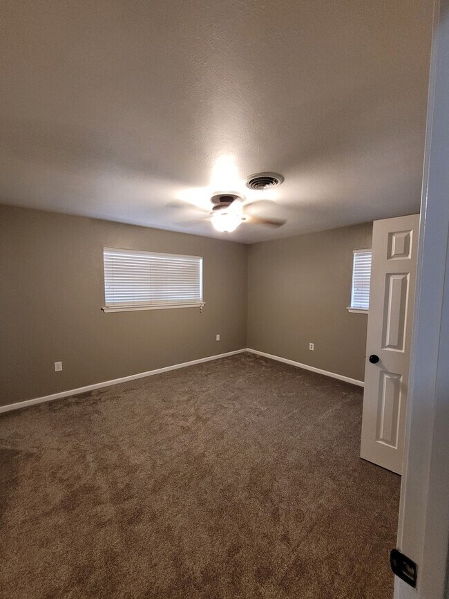 Building Photo - Move in ready 3 bed 2 bath home with 2 car...