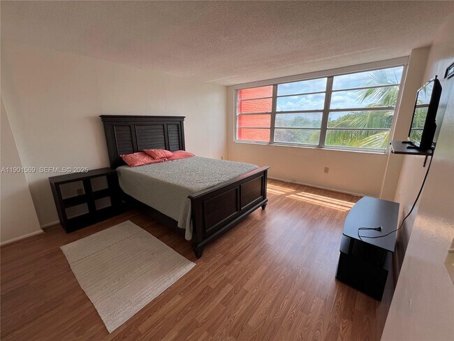 Building Photo - 1301 NE Miami Gardens Dr