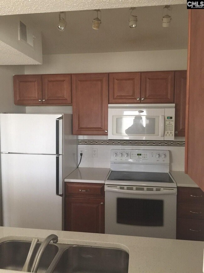 Building Photo - 1600 Park Cir