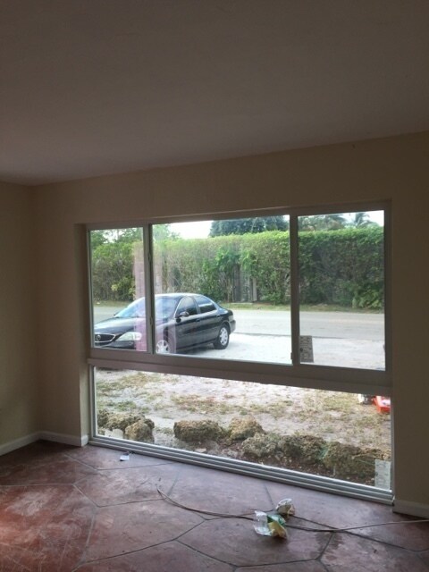 Building Photo - Large 4 -2 house in sw area ! Off Davie blvd