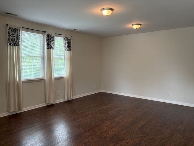 Building Photo - 4 bedroom, 2 bathroom House in Greensboro!