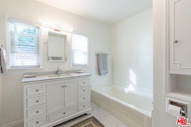 Building Photo - 2771 Club Dr