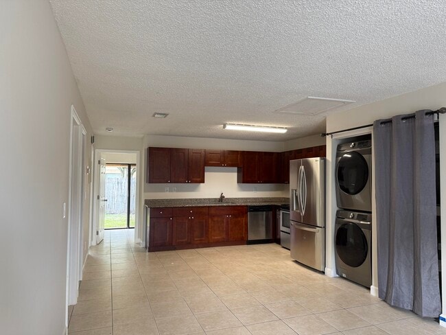 Building Photo - 1370 Birkdale Dr