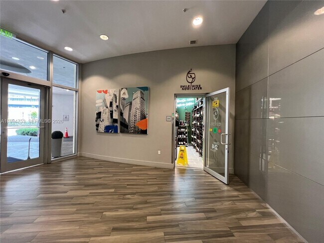 Building Photo - 1750 N Bayshore Dr