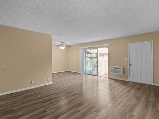 Interior Photo - 14332 Riverside Drive,