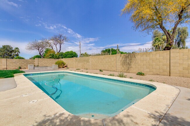 Building Photo - 4314 E Juanita Ave