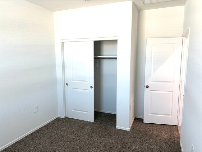 Building Photo - Gorgeous NEWER 4 bedroom 2 bath home in Carlton