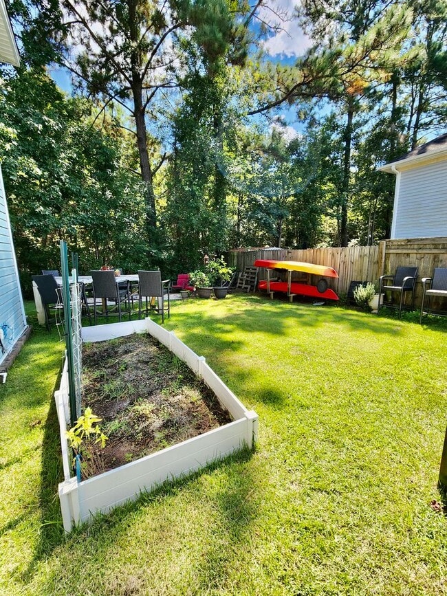 Building Photo - Adorable, well taken care of three bedroom...